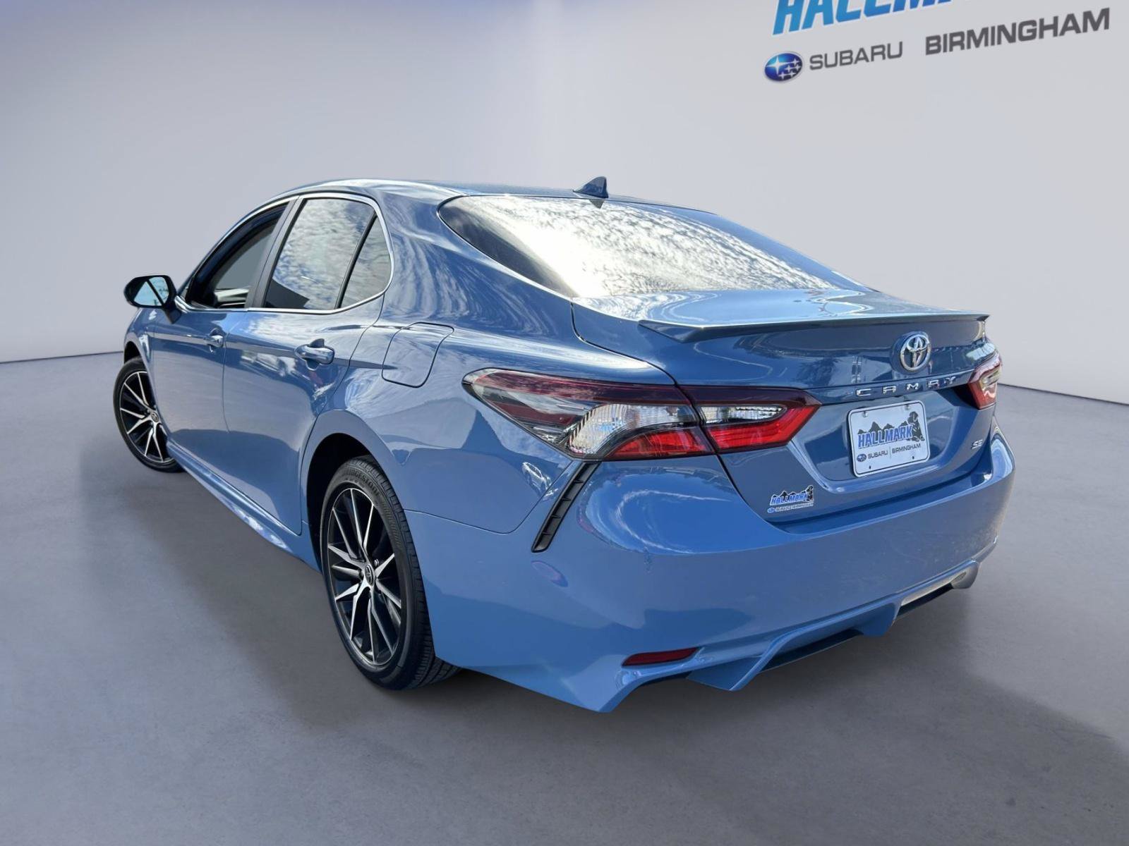 Used 2023 Toyota Camry SE FWD image 3