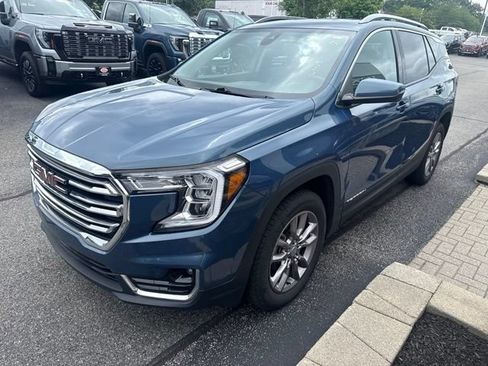 Used 2024 GMC Terrain SLT AWD/4WD image 3