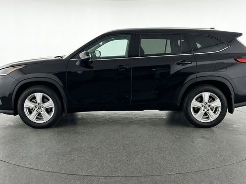 Used 2025 Toyota Highlander LE FWD image 5