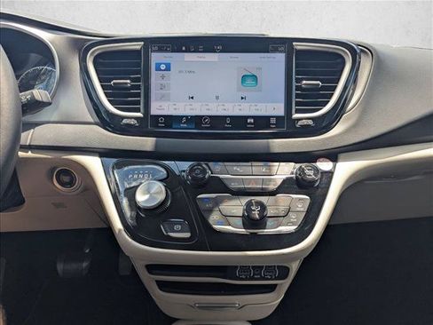 Used 2023 Chrysler Pacifica Touring-L FWD image 14