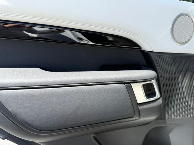 Used 2025 Land Rover Discovery S AWD/4WD image 25