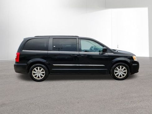 Used 2013 Chrysler Town & Country Touring image 36