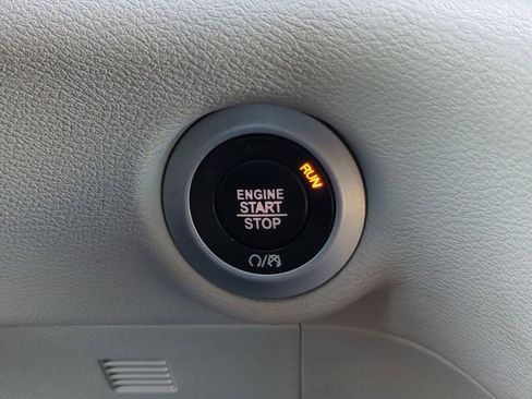 Used 2018 Chrysler Pacifica Touring-L Plus image 29