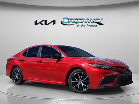 Used 2022 Toyota Camry SE image 1