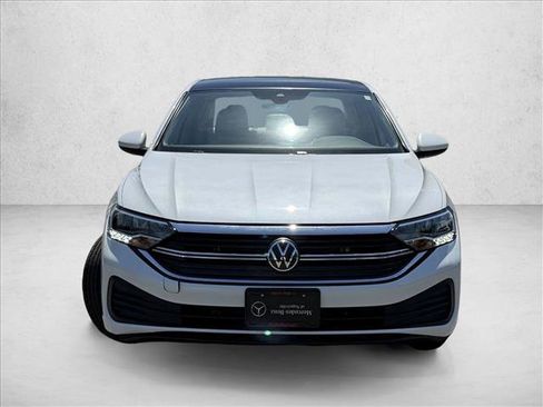 Used 2023 Volkswagen Jetta SE FWD image 2