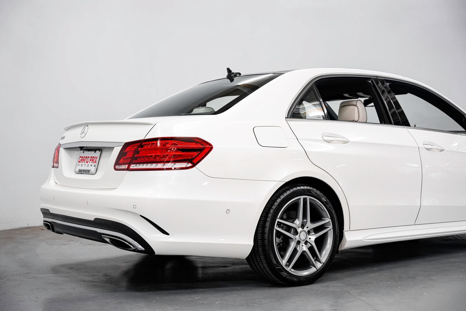 Used 2015 Mercedes-Benz E 400 Sedan image 41