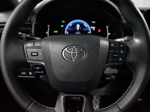 Used 2025 Toyota Camry SE FWD image 12