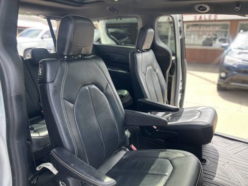Used 2018 Chrysler Pacifica Touring-L Plus FWD image 8