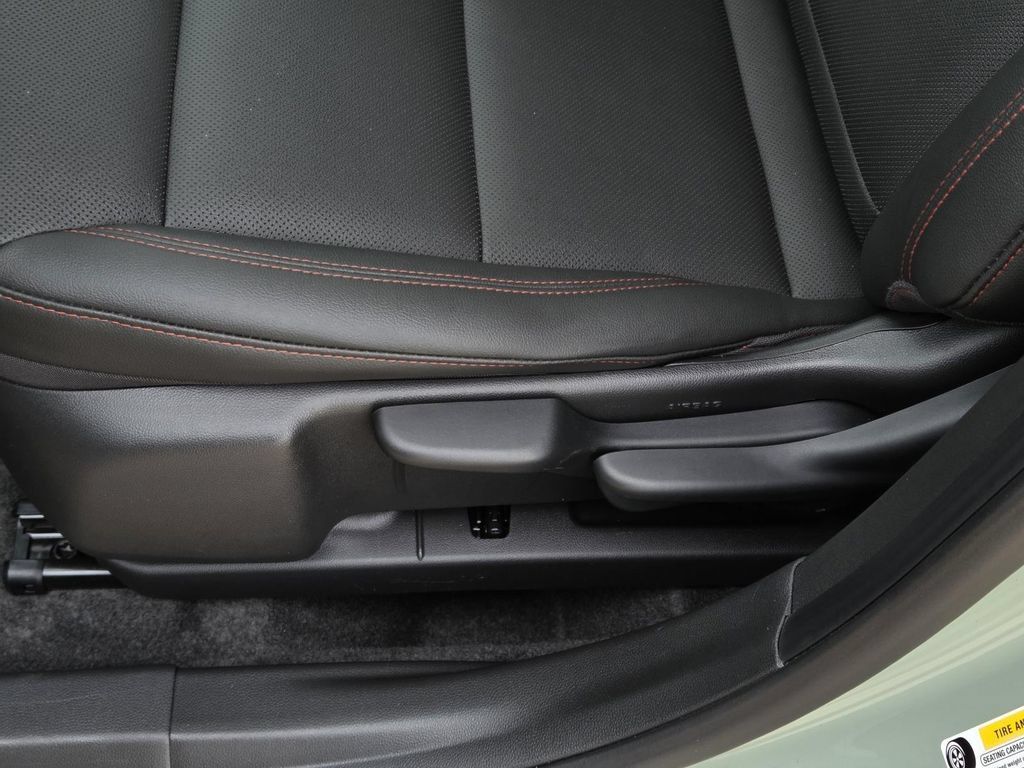 Used 2024 Chevrolet Trax RS w/ Sunroof Package FWD image 25