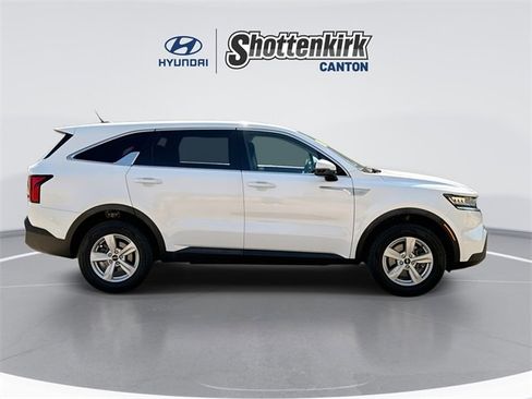 Used 2022 Kia Sorento LX image 9