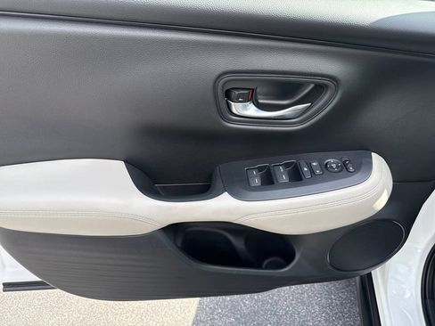 Certified 2025 Honda HR-V LX image 9