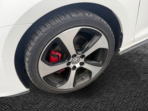 Used 2017 Volkswagen Golf S image 11