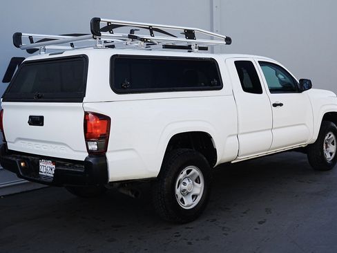 Used 2022 Toyota Tacoma SR image 4