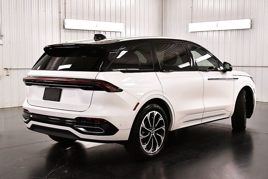 Used 2024 Lincoln Nautilus Reserve w/ Equipment Group 202A AWD/4WD image 8