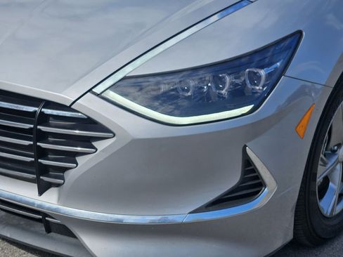 Used 2023 Hyundai Sonata SE FWD image 3