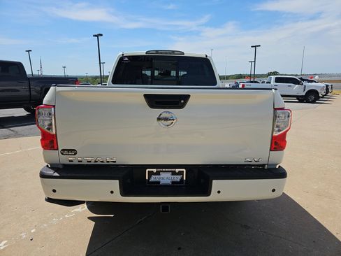 Used 2021 Nissan Titan SV w/ SV Convenience Package RWD image 4