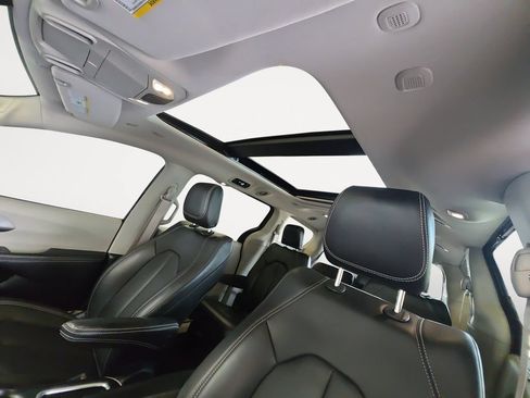 Used 2023 Chrysler Pacifica Touring-L AWD/4WD image 12