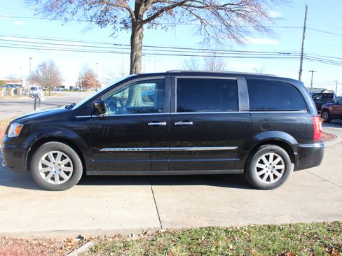 Used 2016 Chrysler Town & Country Touring w/ Driver Convenience Group image 6