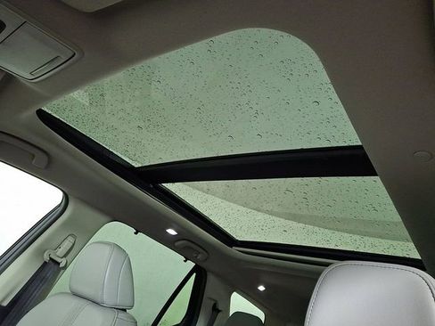 Used 2025 Honda Pilot Touring image 17