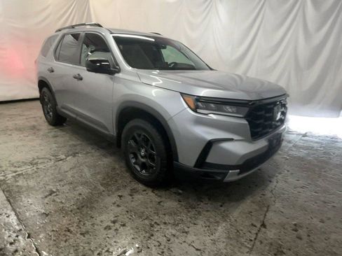 Used 2025 Honda Pilot TrailSport image 2