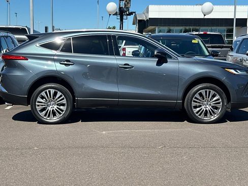 Used 2023 Toyota Venza XLE AWD/4WD image 3