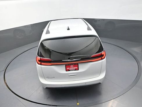 Used 2023 Chrysler Pacifica Touring-L FWD image 22