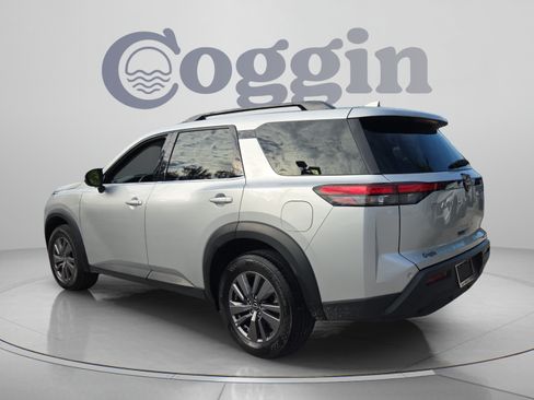 Used 2025 Nissan Pathfinder SV FWD image 3