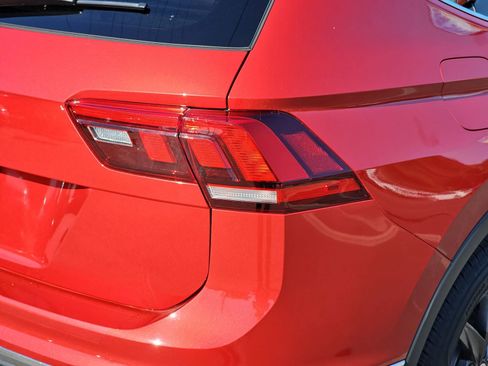Used 2024 Volkswagen Tiguan SE w/ Panoramic Sunroof Package image 39