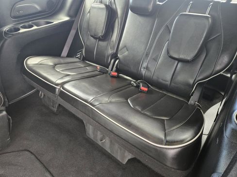 Used 2025 Chrysler Pacifica Limited FWD image 11