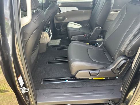 New 2026 Kia Carnival FWD image 19