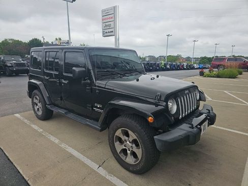 Certified 2017 Jeep Wrangler Unlimited Sahara w/ Connectivity Group AWD/4WD image 5