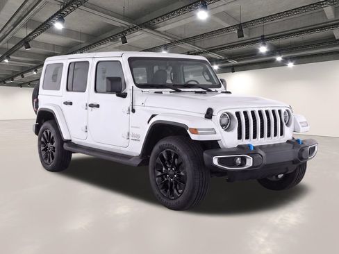 Used 2022 Jeep Wrangler Unlimited Sahara w/ Cold Weather Group AWD/4WD image 2
