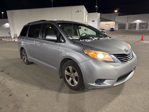 Used 2012 Toyota Sienna LE image 2