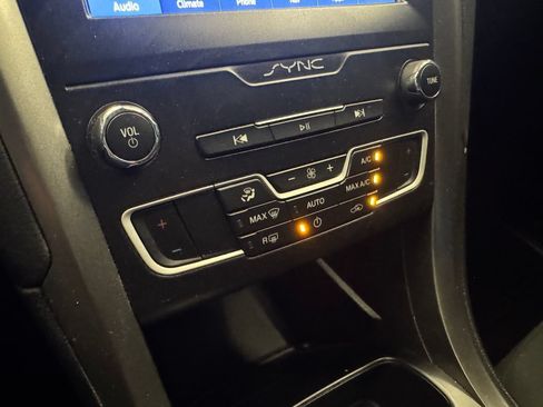 Used 2020 Ford Fusion SE FWD image 15