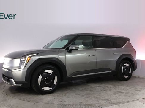 Used 2024 Kia EV9 Light Long Range RWD image 18
