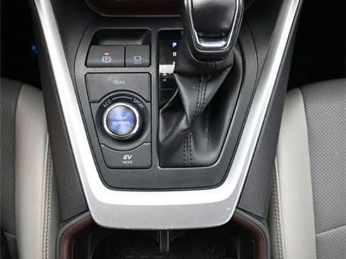 Used 2022 Toyota RAV4 Limited image 10