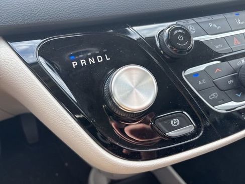 Used 2023 Chrysler Pacifica Touring-L image 28