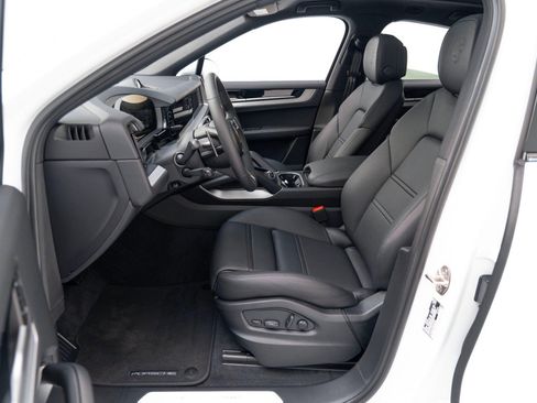 Certified 2025 Porsche Cayenne Coupe image 18