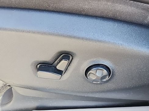 Used 2023 Chrysler Pacifica Limited image 32