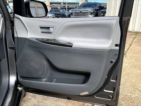 Used 2018 Toyota Sienna XLE Premium image 21