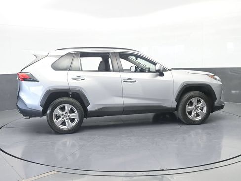 Used 2022 Toyota RAV4 XLE w/ Convenience Package FWD image 7
