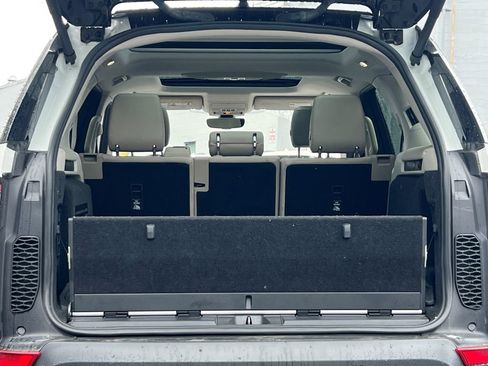 Used 2019 Land Rover Discovery HSE image 18