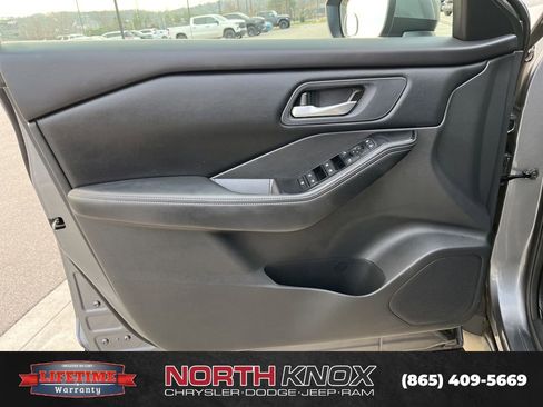 Used 2025 Nissan Rogue SV image 5