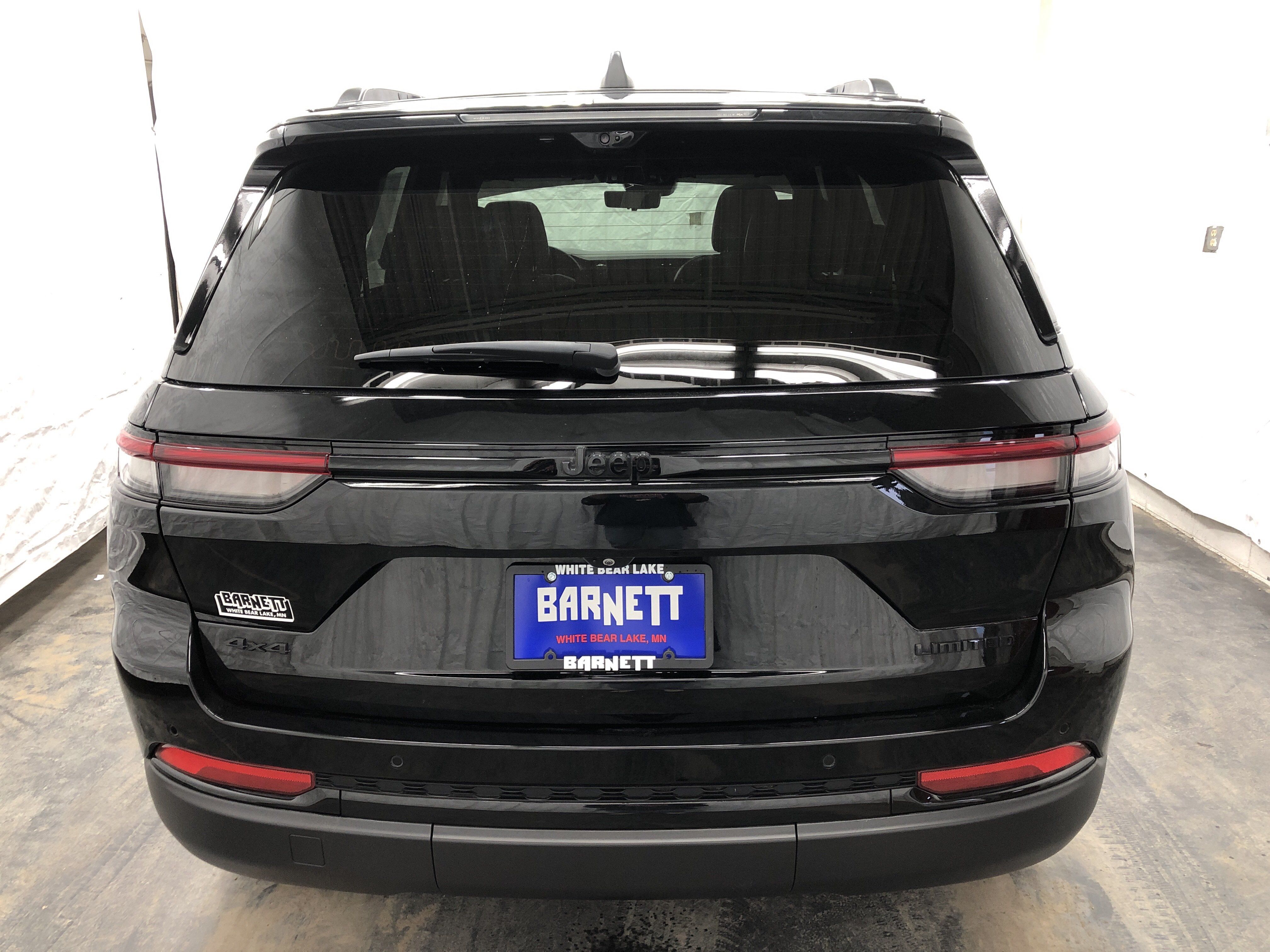 Certified 2024 Jeep Grand Cherokee Limited w/ Luxury Tech Group II AWD/4WD image 9