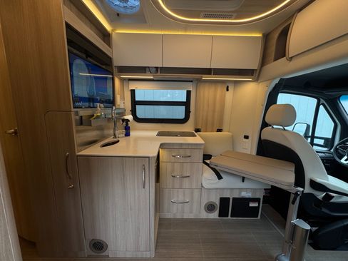 Used 2020 Mercedes-Benz Sprinter 3500 image 32