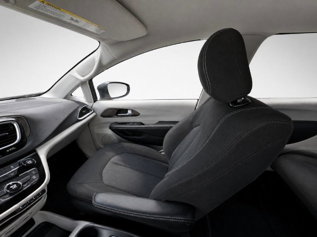 Used 2023 Chrysler Voyager LX FWD image 18