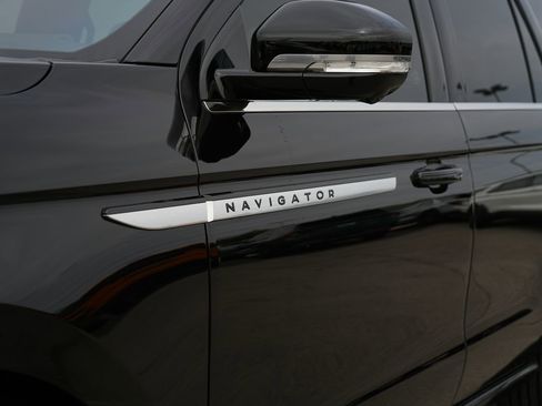 Used 2025 Lincoln Navigator Reserve AWD/4WD image 2