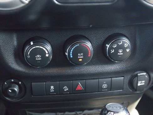 Used 2017 Jeep Wrangler Unlimited Sahara AWD/4WD image 19