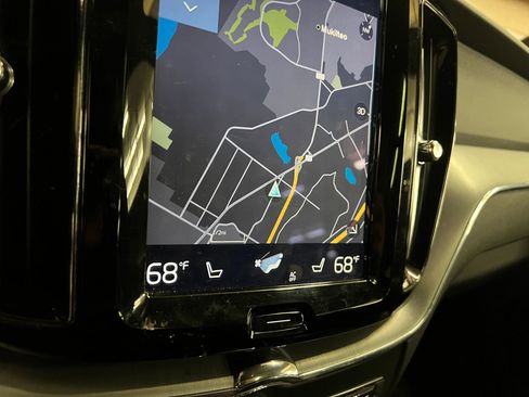 Used 2018 Volvo XC60 T6 Momentum w/ Convenience Package image 22