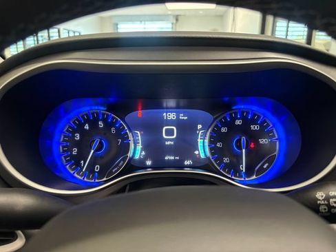 Used 2023 Chrysler Pacifica Touring-L FWD image 14